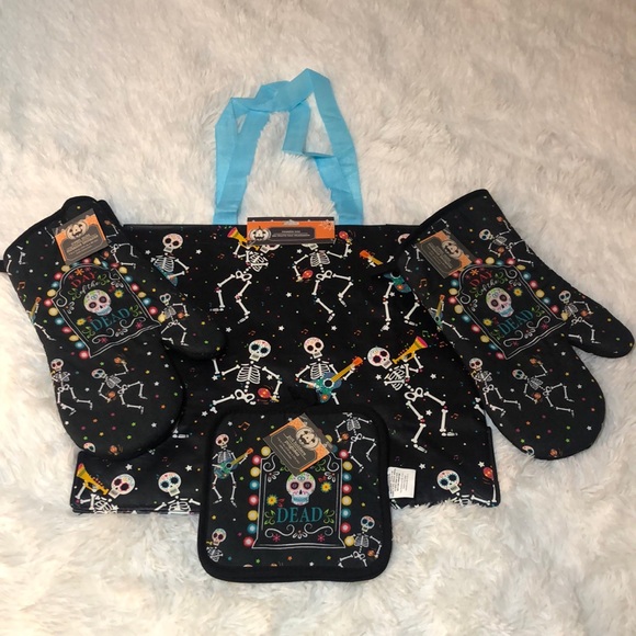 💀 Day of the Dead 💀 2 Oven Mitts 🖤 2 Pot Holders 🖤 1 Reusable Tote Bag 🖤 - Picture 1 of 4